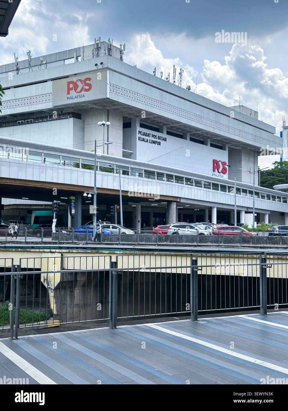 Modernes öffentliches Gebäude und urbane Straßenszene in Kuala Lumpur, Malaysia - Smartphone-aufgenommenes Stockfoto
