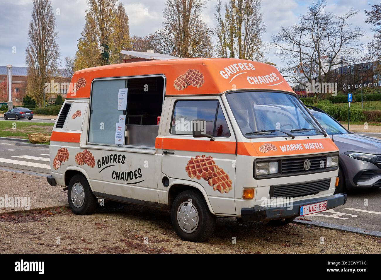 Traditioneller belgischer Waffelimbiss, der in Brüssel, Belgien, geparkt ist Stockfoto