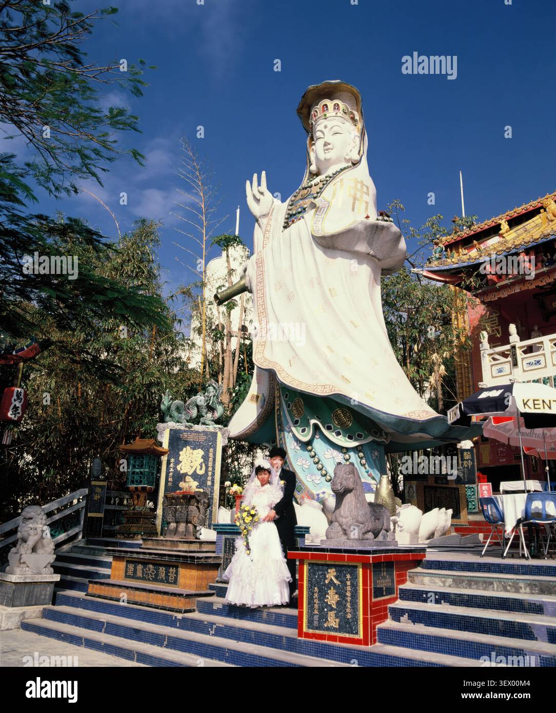 China. Hongkong. Repulse Bay. Junges Brautpaar von Guan Yin Statue. Stockfoto