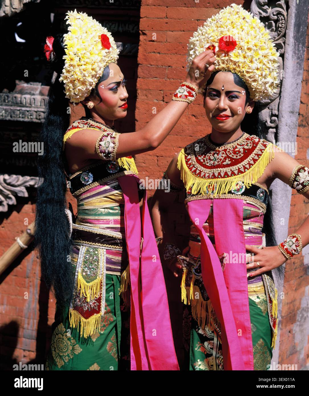 Indonesien. Bali. Ubud. Zwei junge Frauen in traditioneller Tanzkleidung. Stockfoto