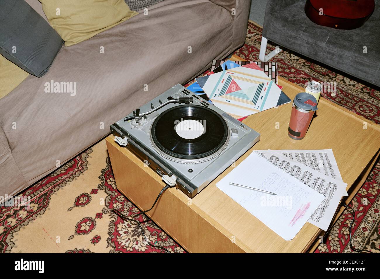 Vinyl-Plattenspieler, der auf einem Couchtisch sitzt, um Musik zu hören Stockfoto
