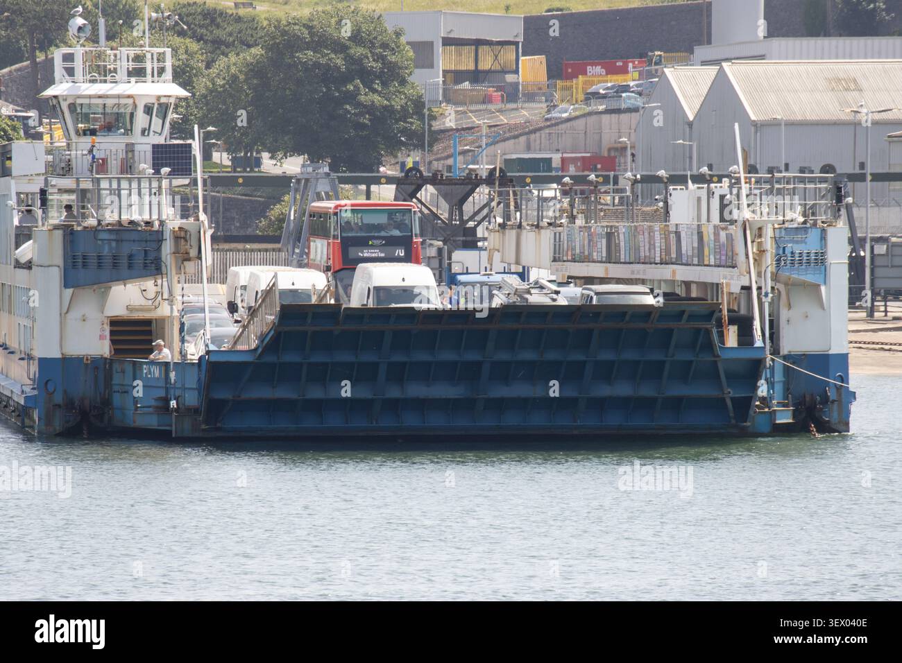 Torpoint-Kettenfähre mit Autos und einem Doppeldeckerbus über den Tamar in Devonport, Juni 2026 Stockfoto