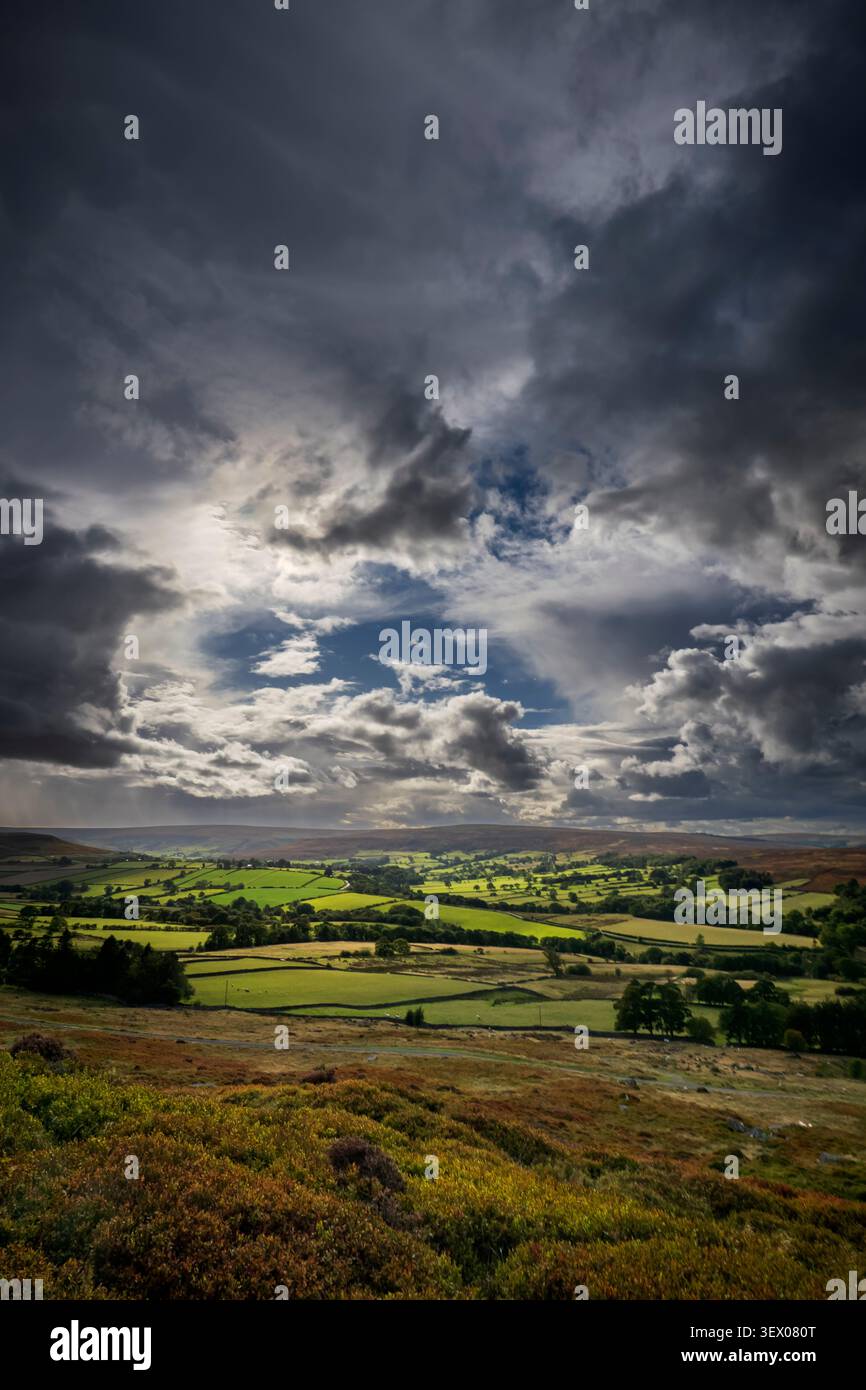 Sturm über Westerdale, North York Moors Nationsl Park, North Yorkshire, England. Ein Bruch in den Wolken Stockfoto