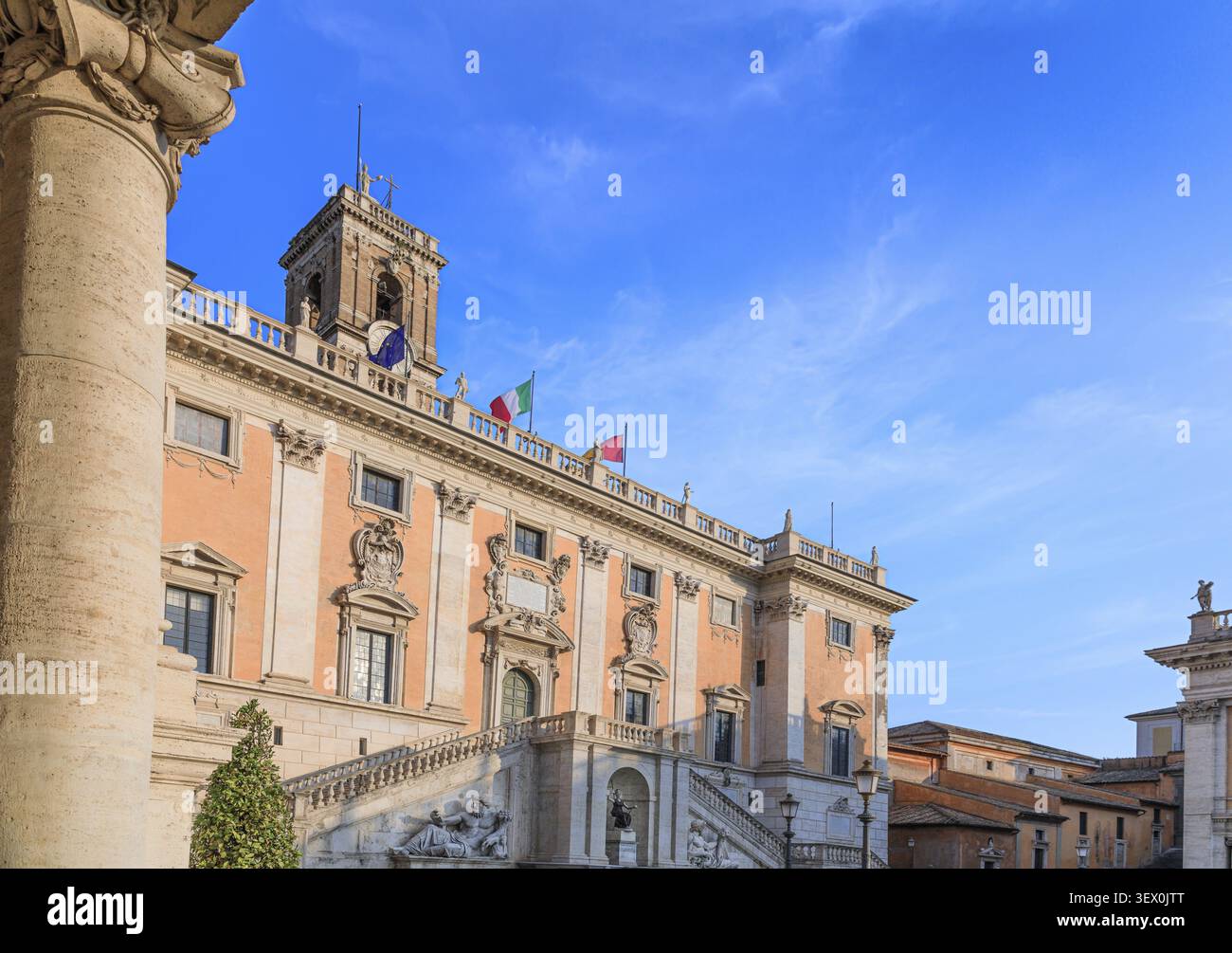 Das Herzstück des Kapitolshügels ist die meisterhaft gestaltete Piazza del Campidoglio. Prächtige Gebäude, die Palästen ähneln, säumen den Platz auf drei Stockfoto