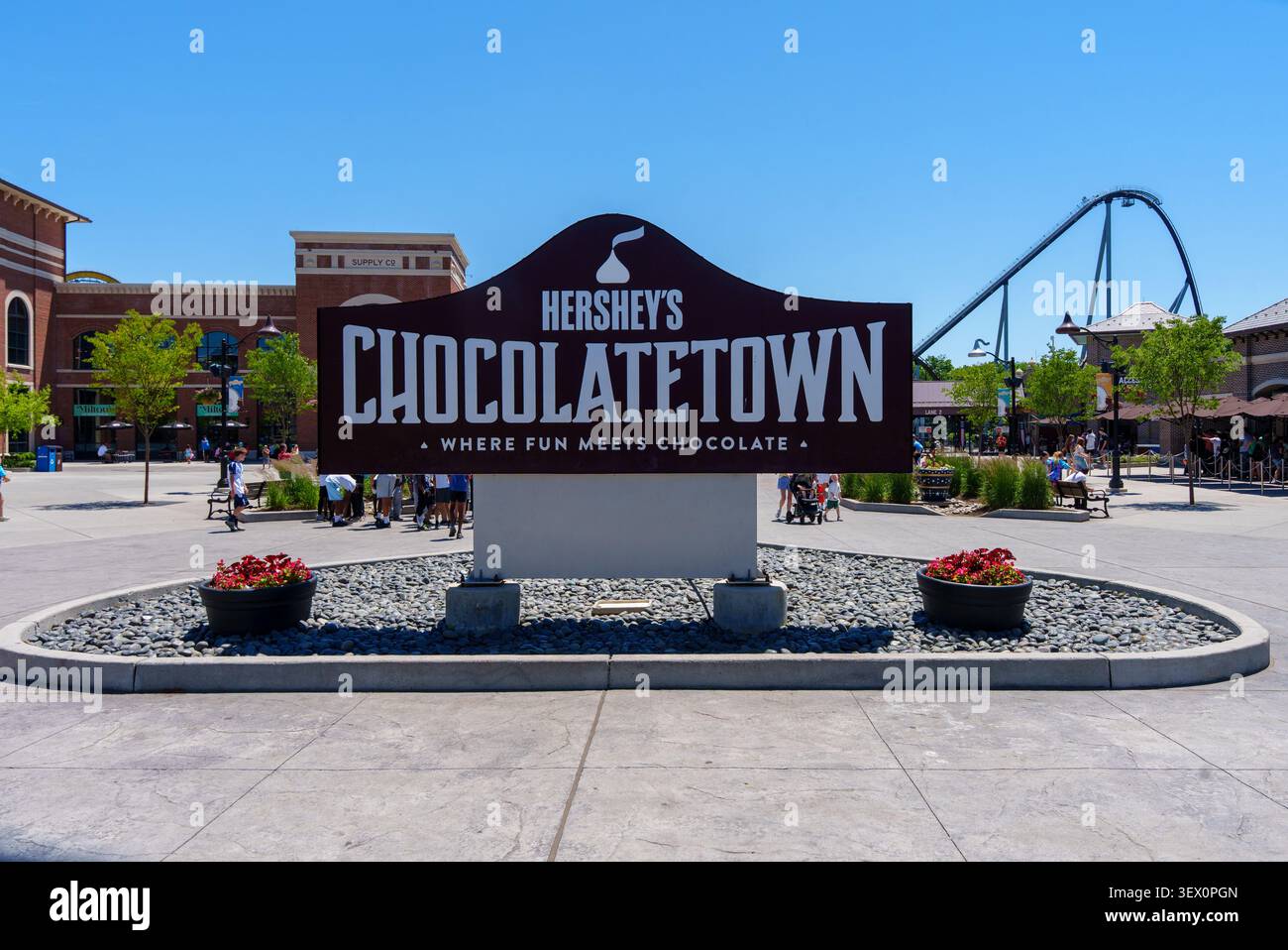 Die Leute besuchen Hershey's Chocolatetown im Sommer. Familien schlendern durch die Gegend und suchen nach lustigen Aktivitäten und Schokoladengerichten. Besucher genießen den Freizeitpark atm Stockfoto
