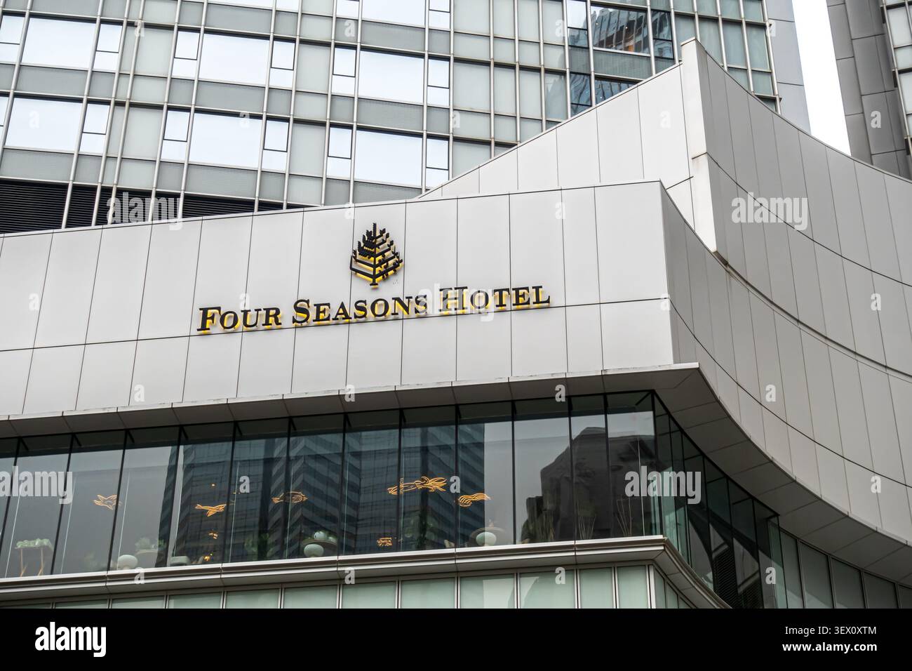Das Four Seasons Hotel Hong Kong ist ein 5-Sterne-Luxushotel im zentralen Viertel. Stockfoto