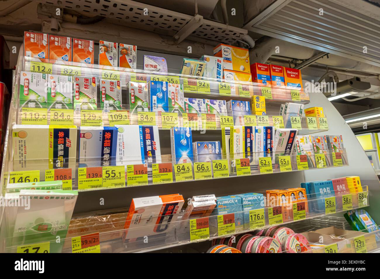 Verschiedene frei verkäufliche Medikamente und Nahrungsergänzungsmittel in den Regalen des Supermarktes International, Hongkong Stockfoto