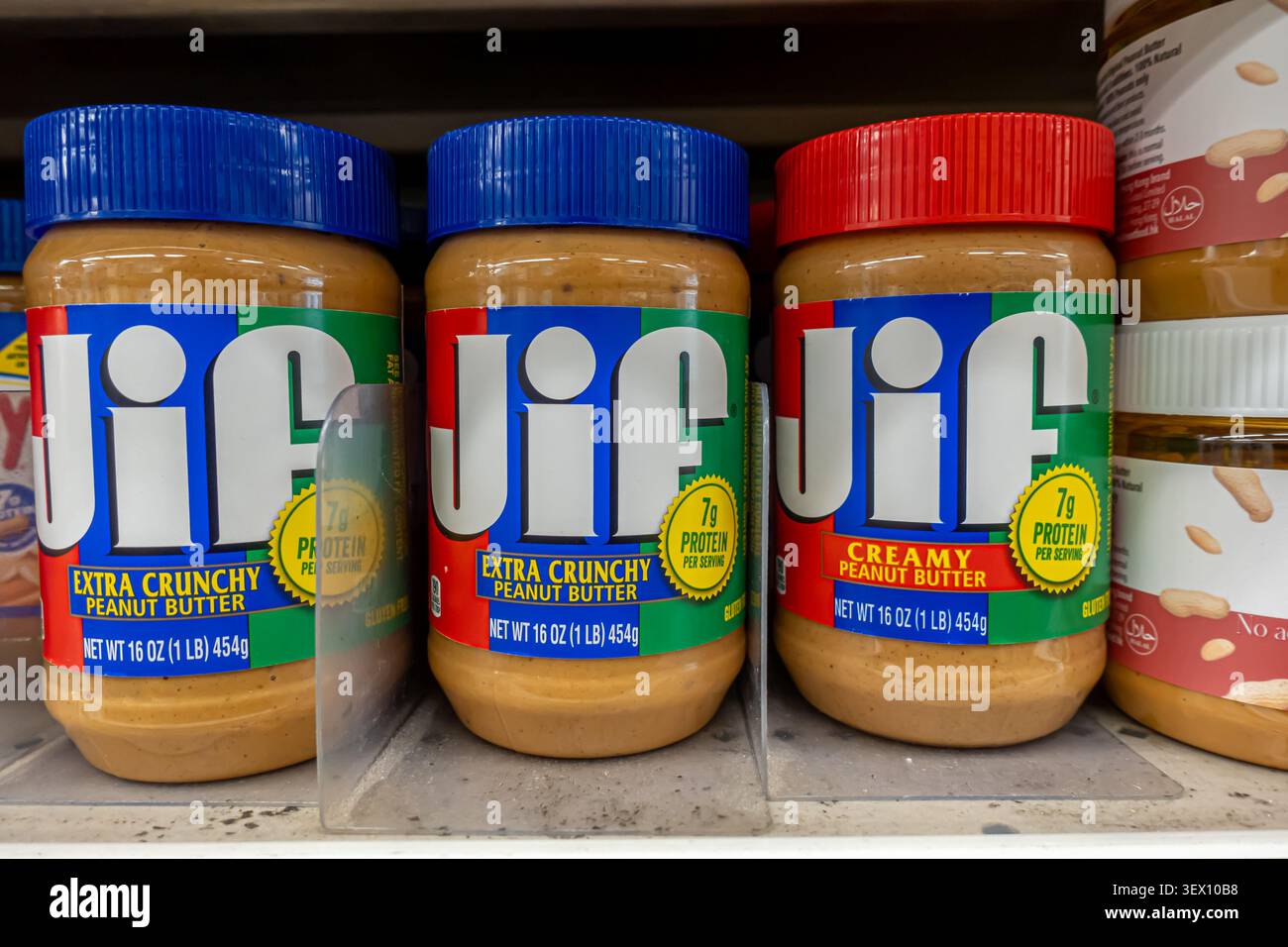 Gläser mit Jif Erdnussbutter, einschließlich Extra Crunchy und Creamy Sorten, in einem Supermarktregal in Hongkong Stockfoto