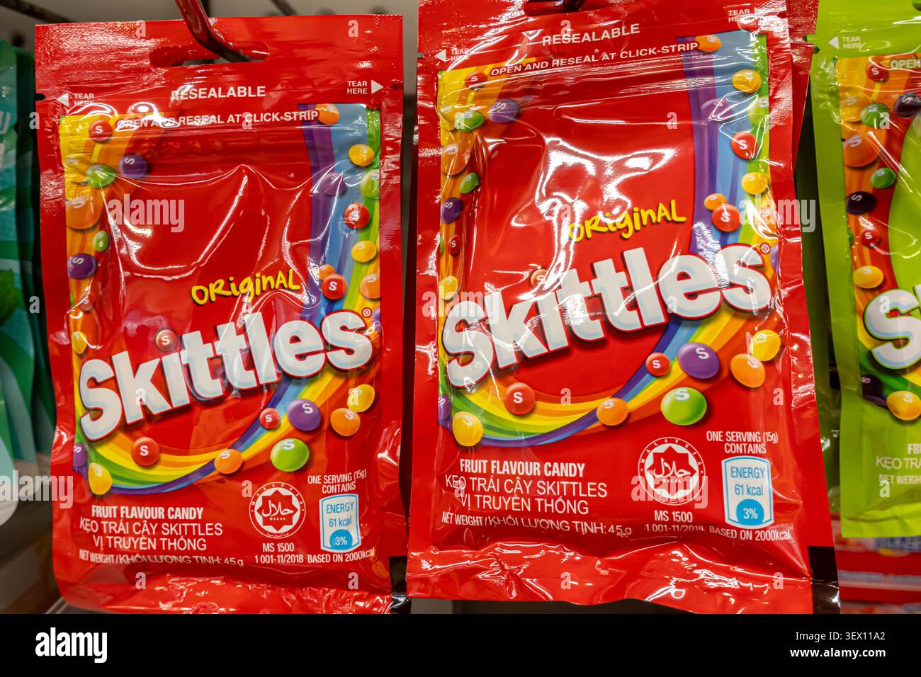 Beutel mit originalen Bonbons mit Fruchtgeschmack auf einem Supermarkt in Hongkong, Verpackung mit auffälligem Regenbogendesign und zertifiziertem Halal Stockfoto