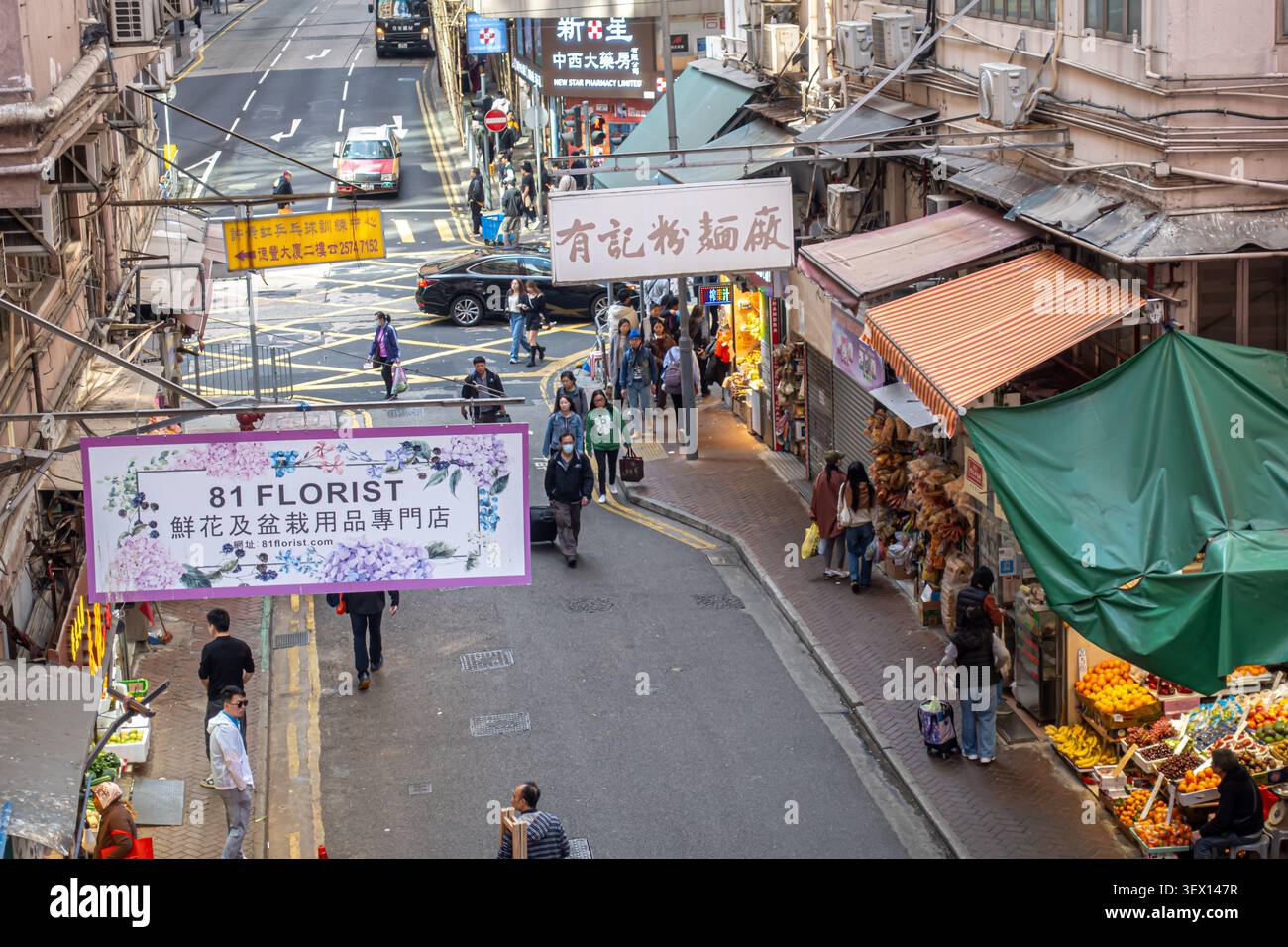 Der Bowrington Road Market befindet sich in Wan Chai, Hong Kong Island, mit steilen Hängen, dichter städtischer Architektur und kommerziellen Aktivitäten auf Straßenniveau Stockfoto