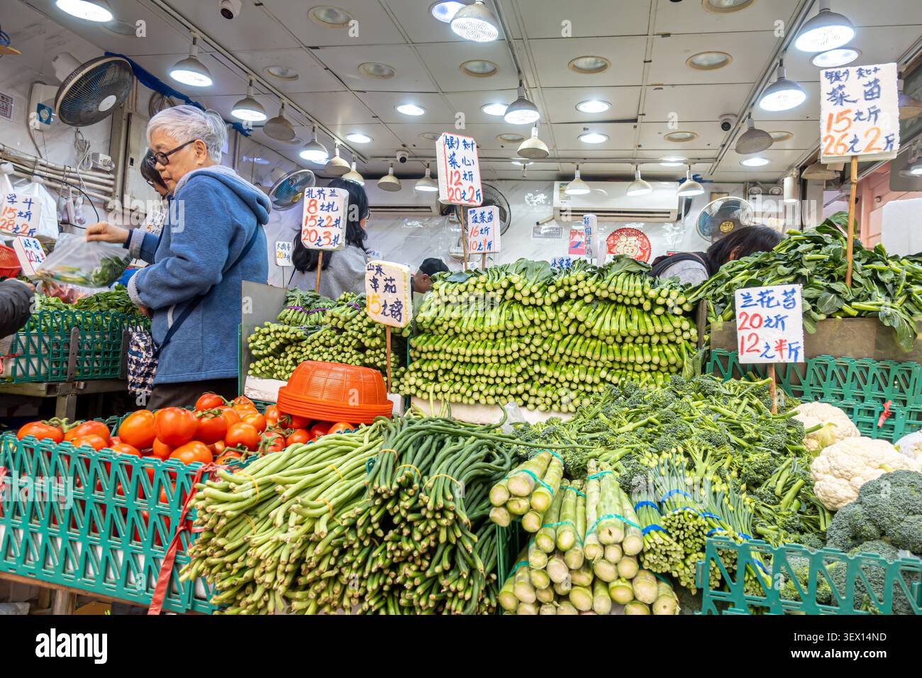 Traditioneller Nassmarkt mit einer großen Auswahl an frischem, lokal angebautem Gemüse, Bok Choy, Choy Sum. Bowrington Rd Wet Market, Hongkong Stockfoto