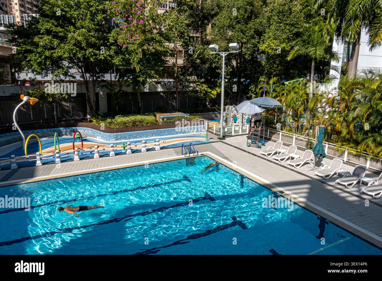 Freizeitbad im Freien mit großem Pool und Kinderbereich, Craigengower Cricket Club, Happy Valley, Hongkong Stockfoto
