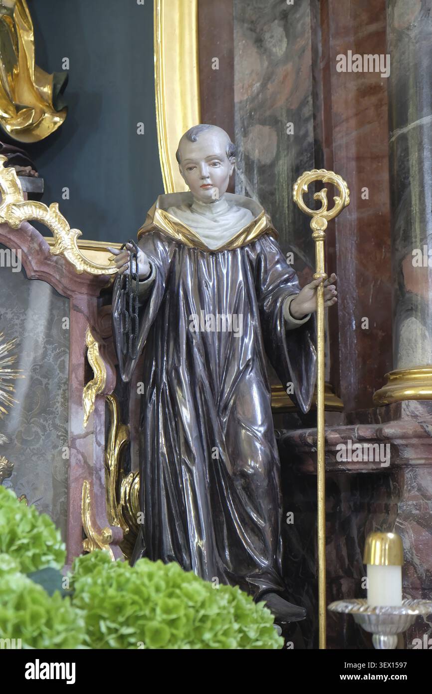 Heiligenstatue auf dem St. Josef-Altar in der St.-Lorenz-Kirche in Denkendorf Stockfoto