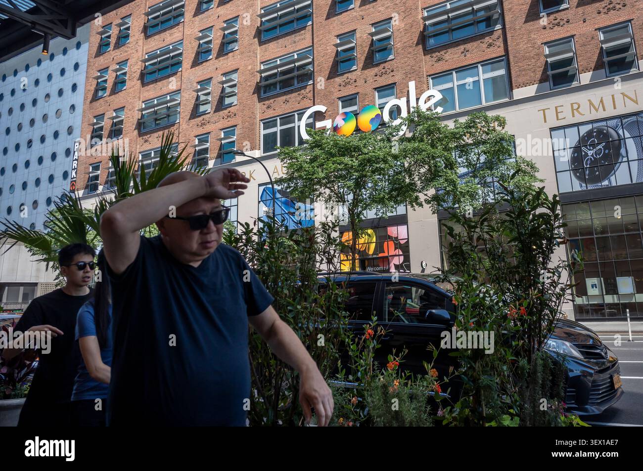 Die „Doppel“ des Google-Logos auf ihrem Gebäude an der 111 Eighth Avenue in New York sind in Regenbogenfarben zu Ehren des Gay Pride Day dekoriert, der am Samstag, den 13. Juni 2026, für den Gay Pride Month, zu sehen ist. (© Richard B. Levine) Stockfoto