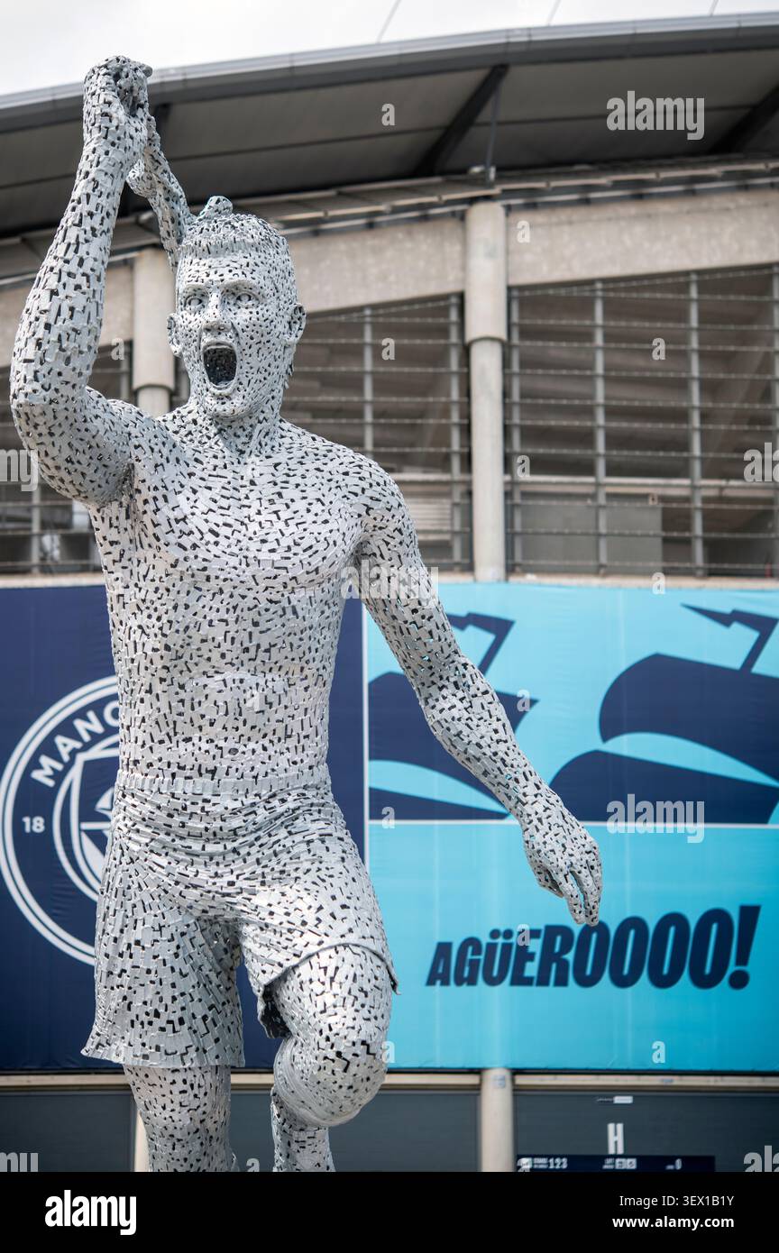 Statue des ehemaligen Manchester City-Fußballers Sergio Aguero vor dem Etihad-Stadion in Manchester, England, Großbritannien Stockfoto