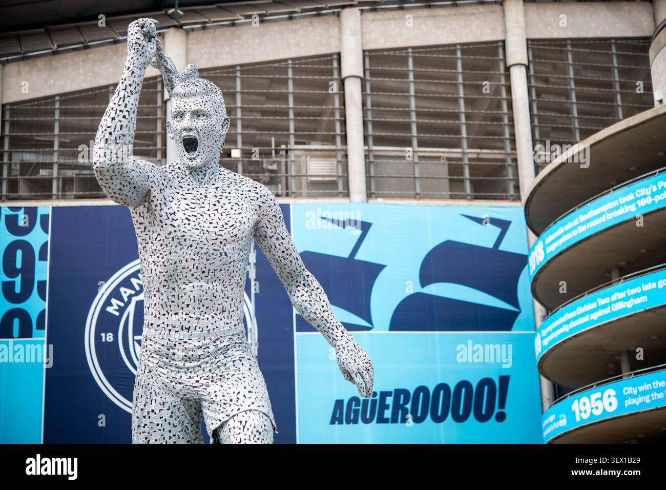 Statue des ehemaligen Manchester City-Fußballers Sergio Aguero vor dem Etihad-Stadion in Manchester, England, Großbritannien Stockfoto