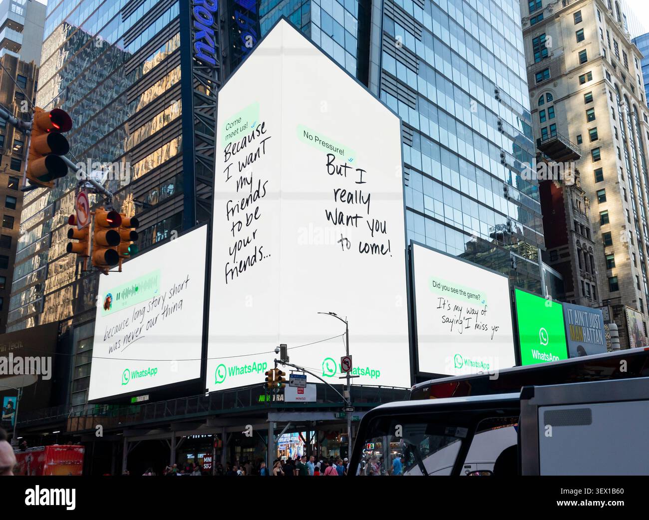 Eine Plakatwerbung für WhatsApp am Times Square in New York am Mittwoch, 17. Juni 2026. WhatsApp oder WhatsApp Messenger, wie es manchmal auch genannt wird, gehört Meta Platforms, ehemals Facebook. (© Richard B. Levine) Stockfoto