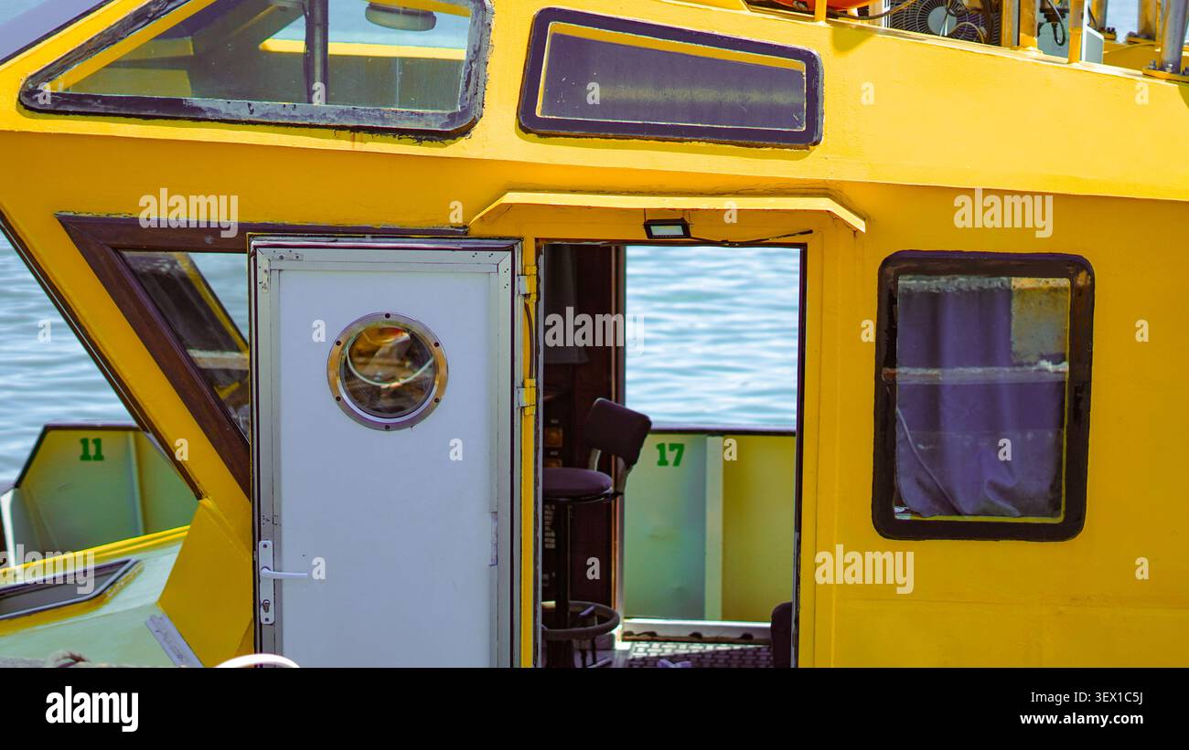 Gelbe Bootskajüte außen mit Bullauge und Fenstern Stockfoto
