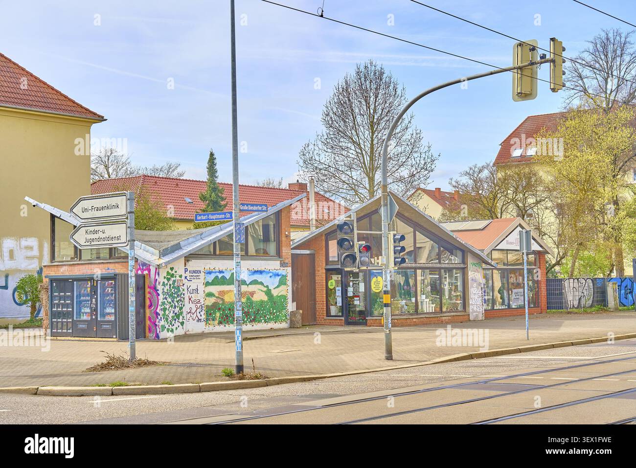 Eine kunstvoll mit Graffiti gestaltete Ecke in einem lebhaften Stadtteil in Magdeburg, Stadtfeld Ost, Sachsen-Anhalt Stockfoto