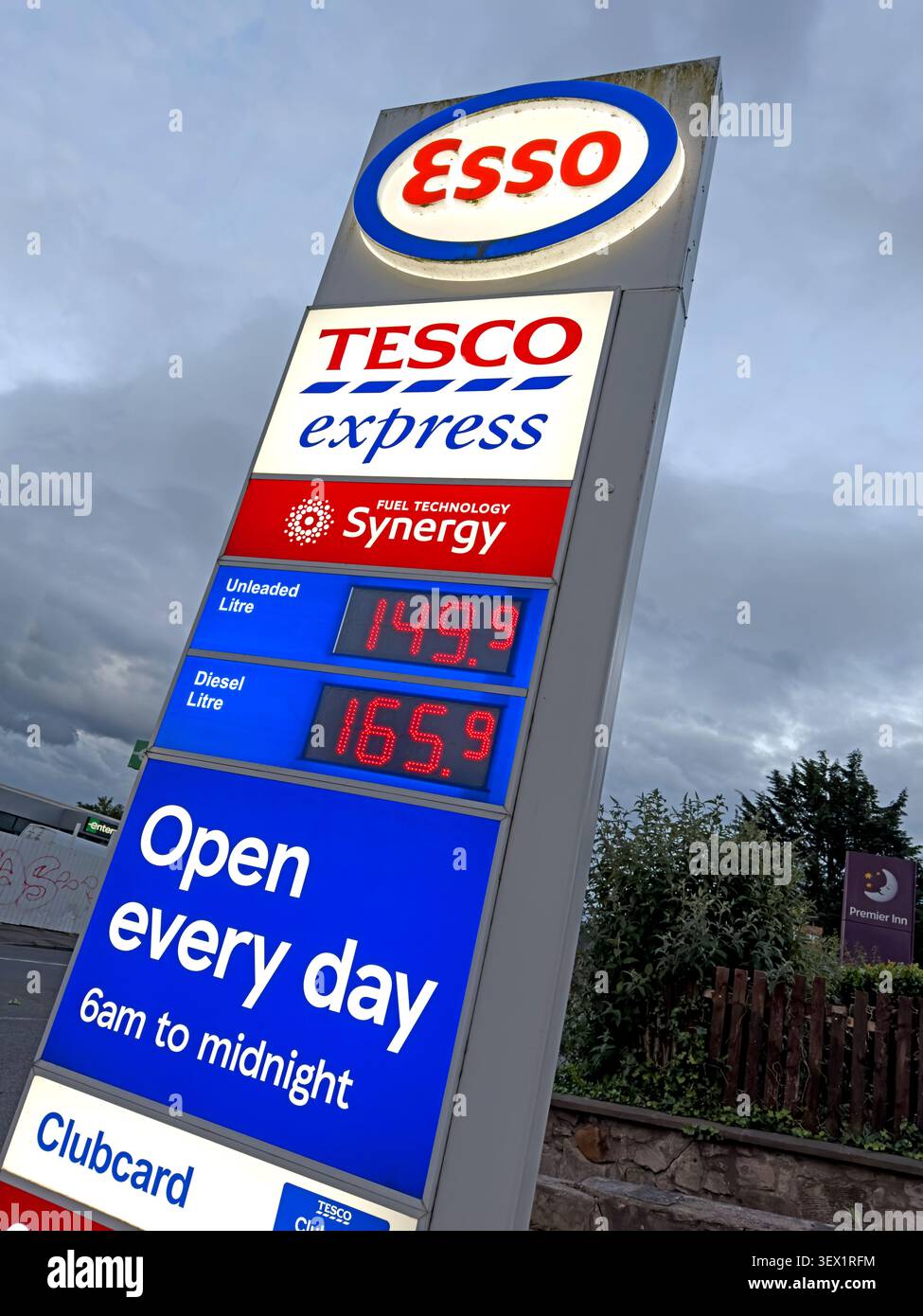 Das Esso Tesco Express-Schild zeigt bleifreies Benzin zu 165,9p pro Liter in der Willowbrae Road, Duddingston, Edinburgh, Schottland Stockfoto