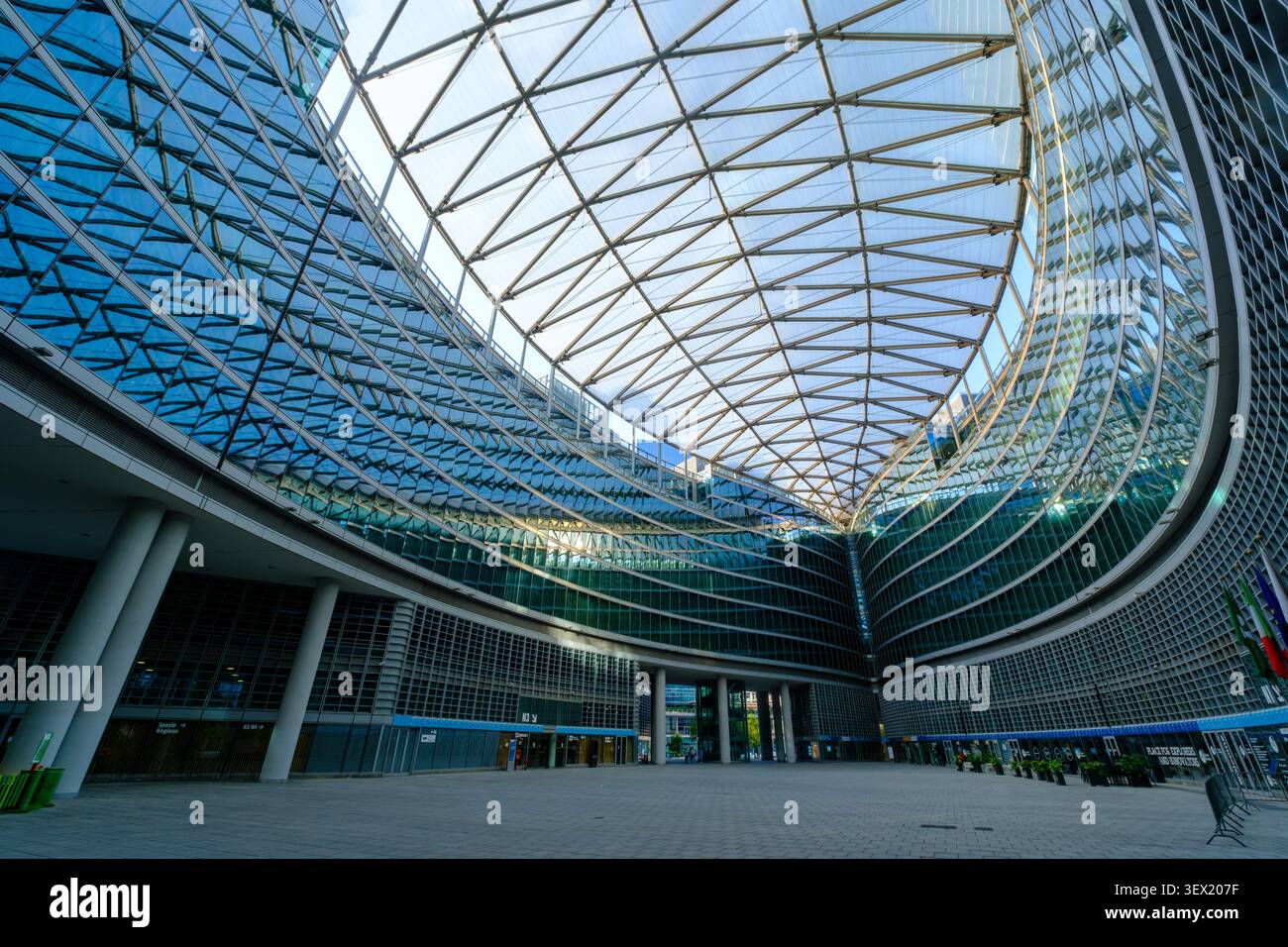 Mailand, Italien: Palazzo Lombardia, modernes Gebäude der Regionalregierung. Der überdachte Platz, bekannt als Piazza Citta di Lombardia Stockfoto