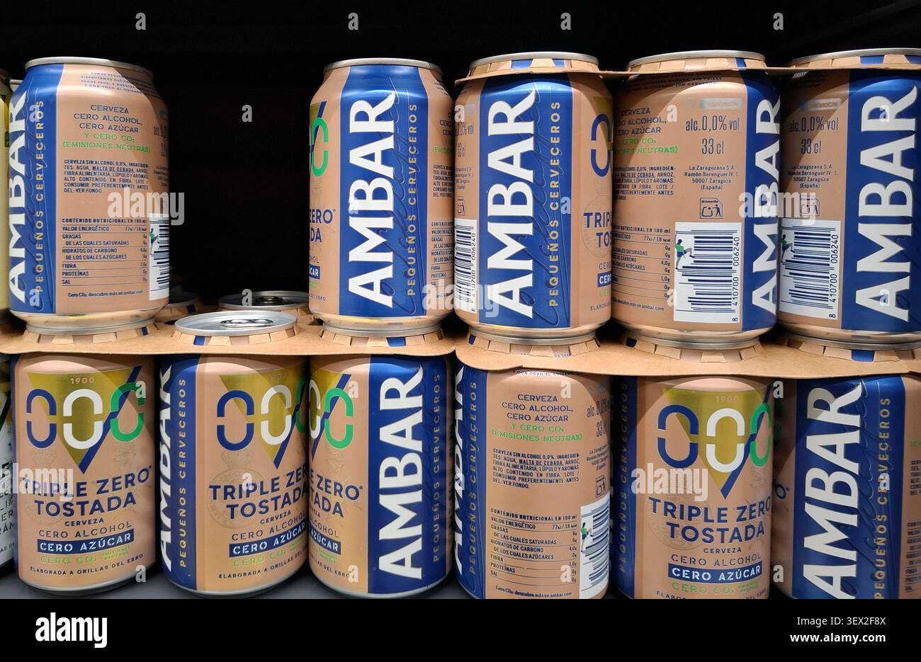 DENIA, SPANIEN - 1. Dezember 2025.Dosen alkoholfreies Bier werden in einem Regal in einem Supermarkt in Spanien ausgestellt. Käufer können leicht auf verschiedene Arten zugreifen Stockfoto
