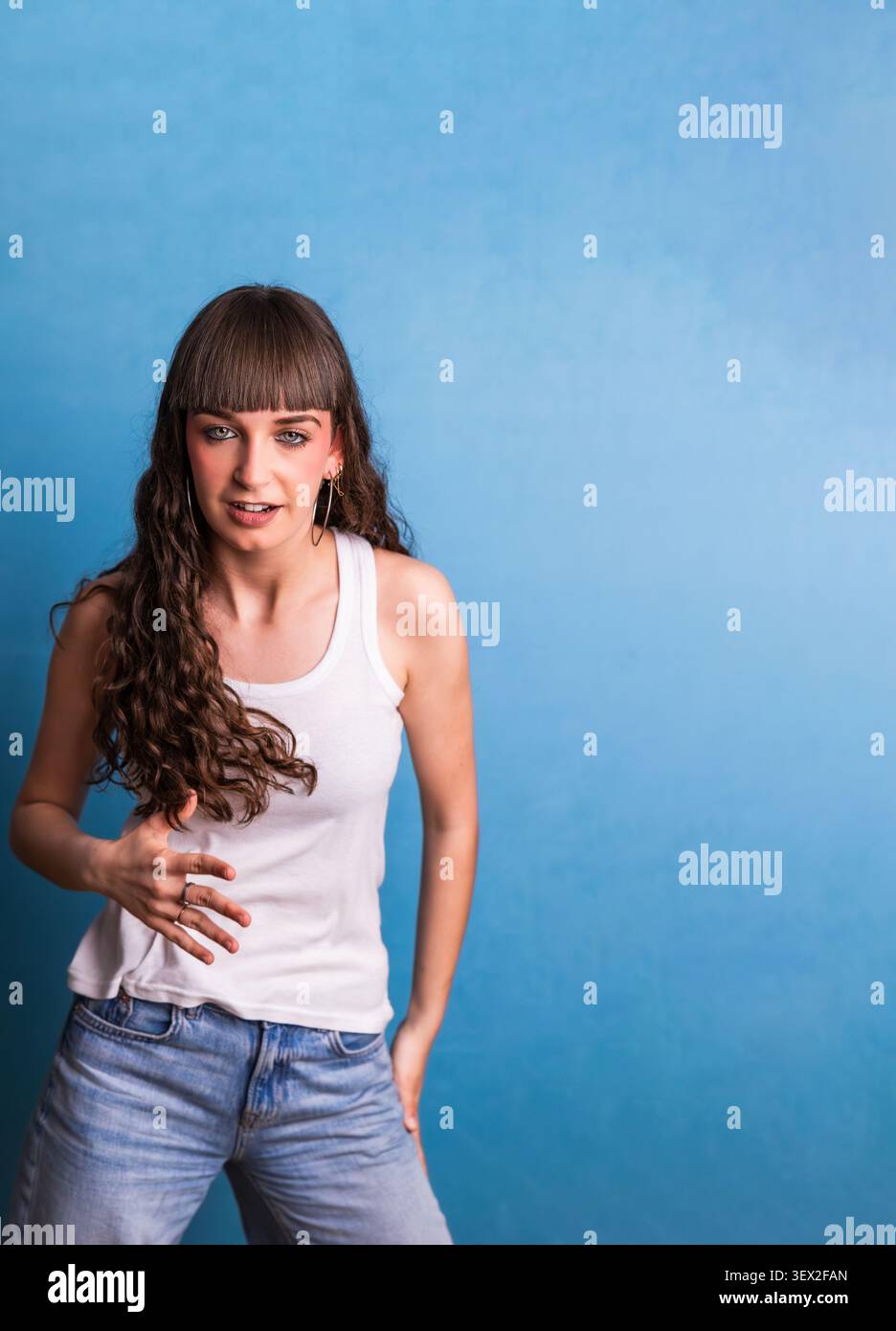 Tänzerin, die energiegeladene zeitgenössische Tanzschritte vorführt Stockfoto