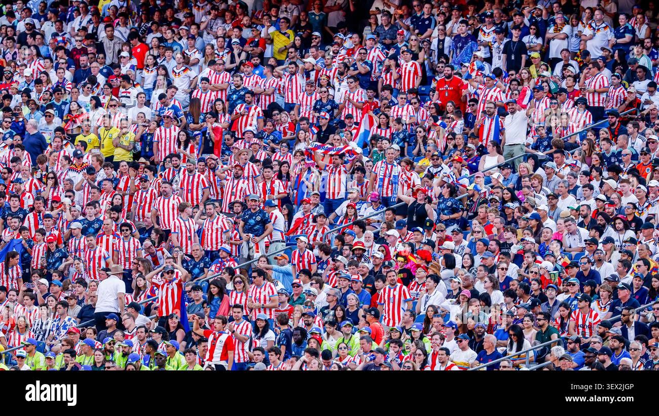 Boston, USA. Juni 2026. Anhänger Paraguays beim 32 Spiel der FIFA-Weltmeisterschaft 2026, das am 29. Juni 2026 in Boston im Stadion von Boston stattfand. (Credit: Marcel ter Bals/MTB-Photo/Alamy Live News) Credit: MTB Photo/Alamy Live News Stockfoto
