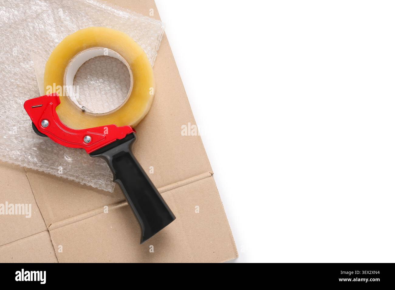 Verpackungsband-Spender mit Luftpolsterfolie und Karton Stockfoto