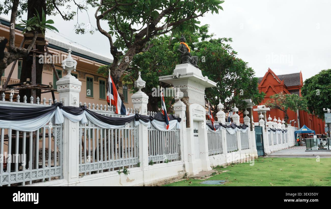 Grand Royal Compound White Iron Boundary Fence Thai Flag Red Brick Buildings Green Rasen Stockfoto