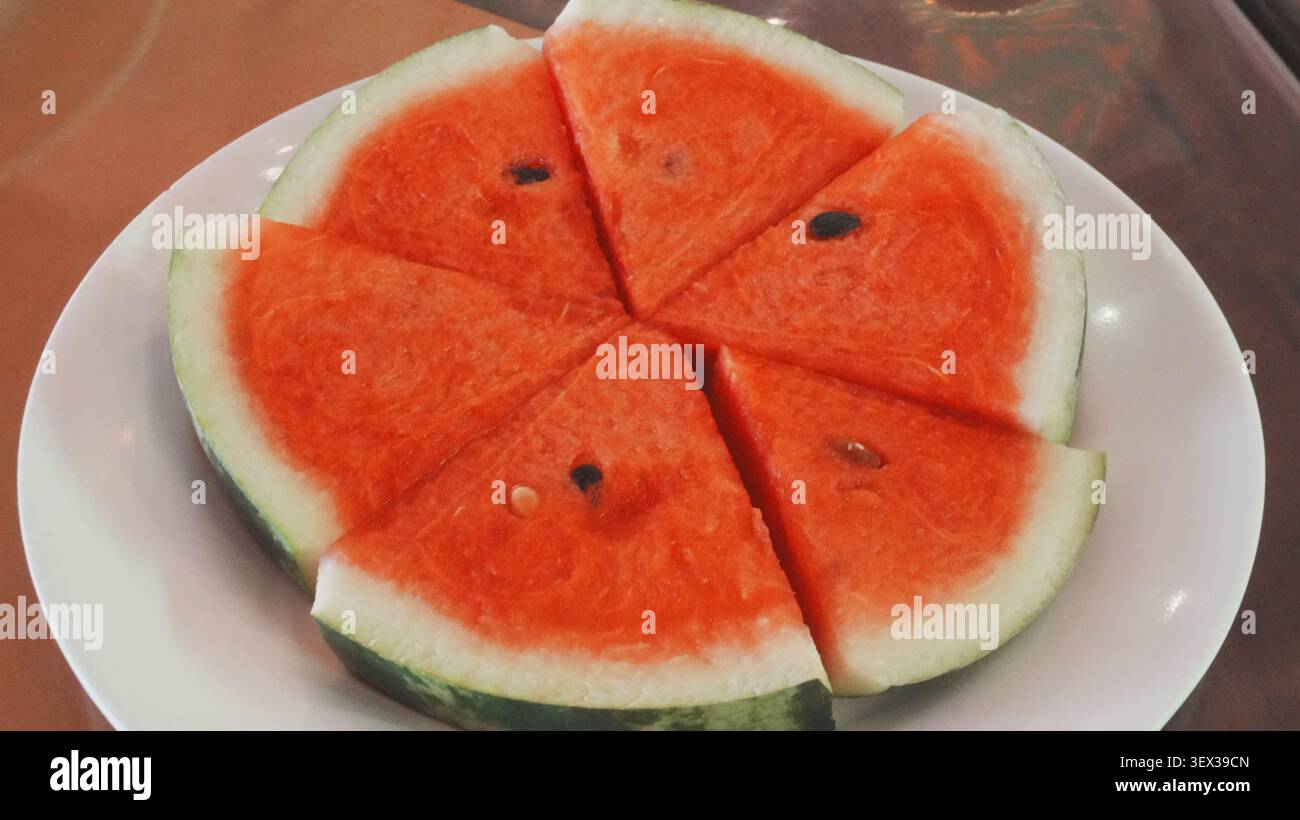 Top Down Nahaufnahme Frisch Geschnittene Rote Wassermelone Auf Runder Weißer Keramikplatte Sommerfrucht Stockfoto