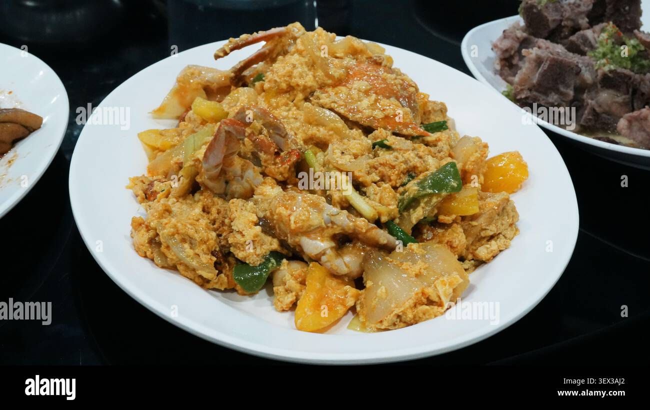Weiße Runde Platte Thailändisches Gelbes Curry Gebratene Krabbe Gemischtes Gemüse Garnish Hauptgericht Stockfoto