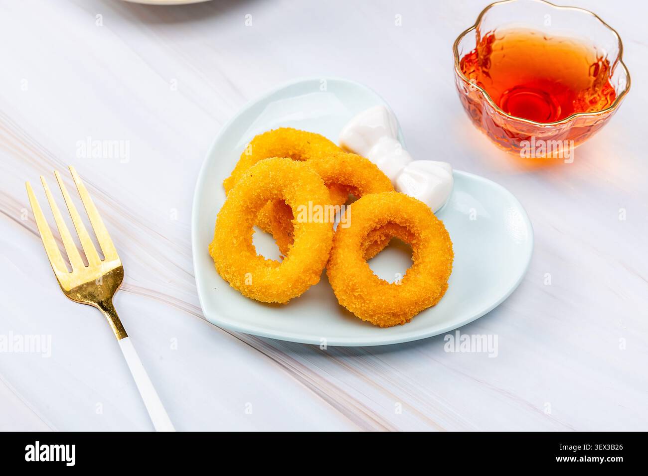 Frittierte Knusprige Zwiebelringe, Golden Crunchy Breaded Zwiebelvorspeise Stockfoto