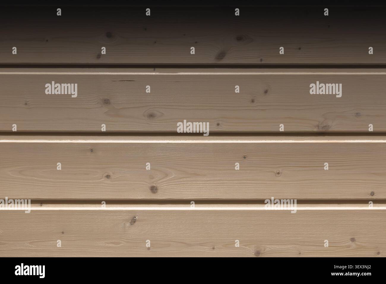 Hellbraune horizontale Holzverkleidungen mit sichtbaren Knoten und Körnung, die einen natürlichen strukturierten Hintergrund bieten, ideal für Architektur, Bau, Stockfoto