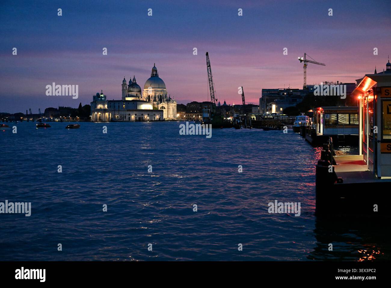 Sonnenuntergang über der venezianischen Lagune in Venedig, Italien. Stockfoto