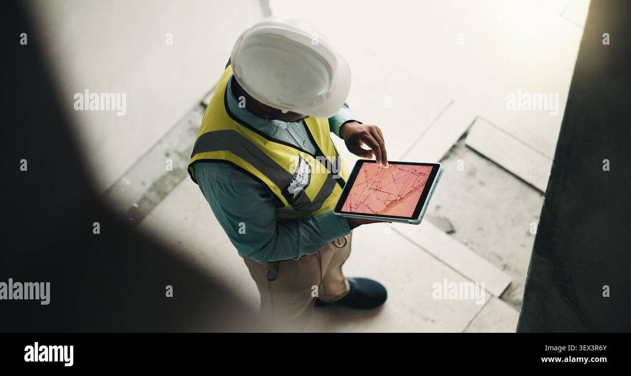 Tablet-Bildschirm, oben und Bauarbeiter vor Ort mit blauem Druck für die Gebäudeentwicklung. Digitale Technologie, Mann und Bauingenieur mit Boden Stockfoto