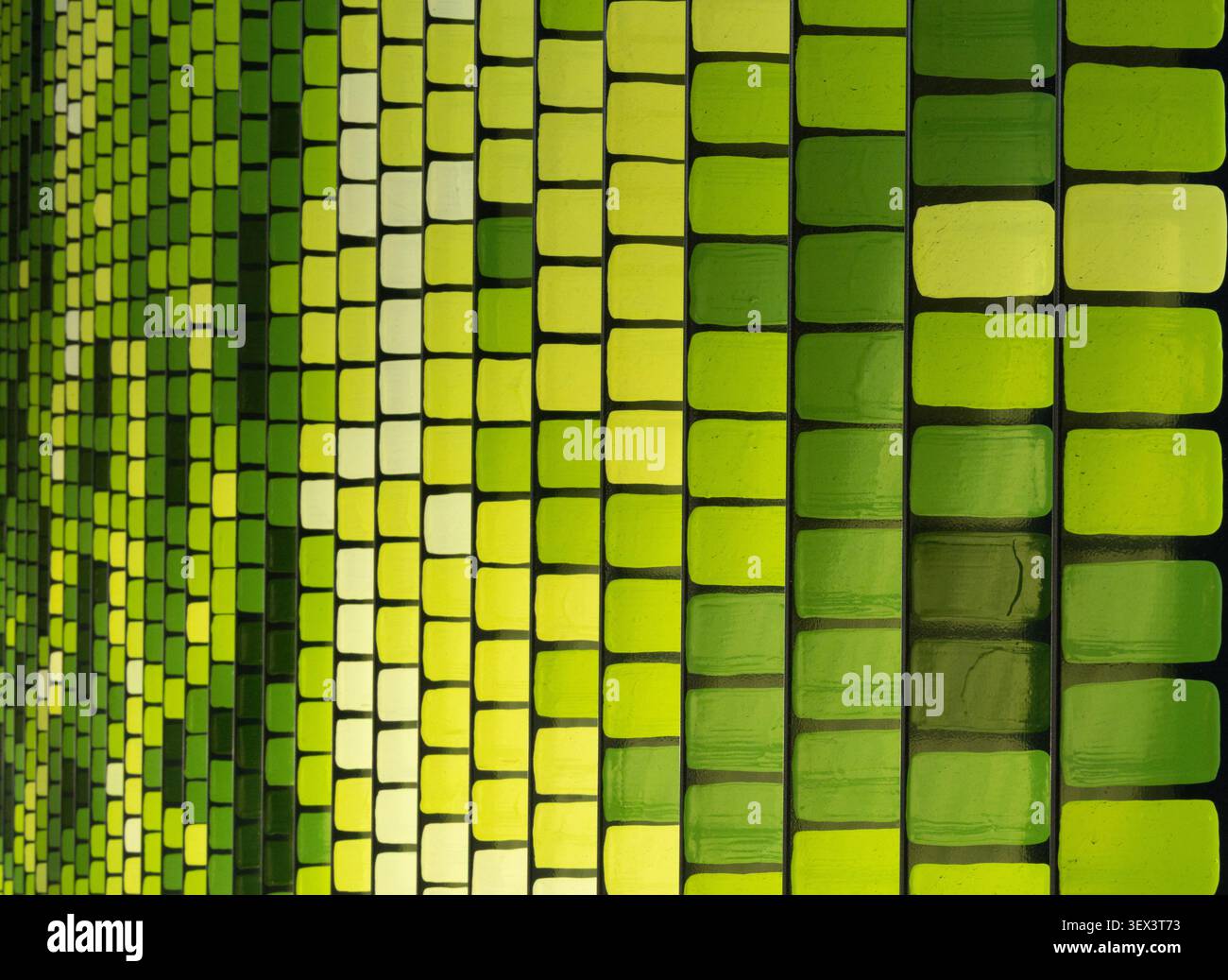 Abstraktes grünes geometrisches Muster mit sich wiederholenden quadratischen Formen, die einen modernen Hintergrund für Design, Architektur, Technologie und kreativen Kontext schaffen Stockfoto