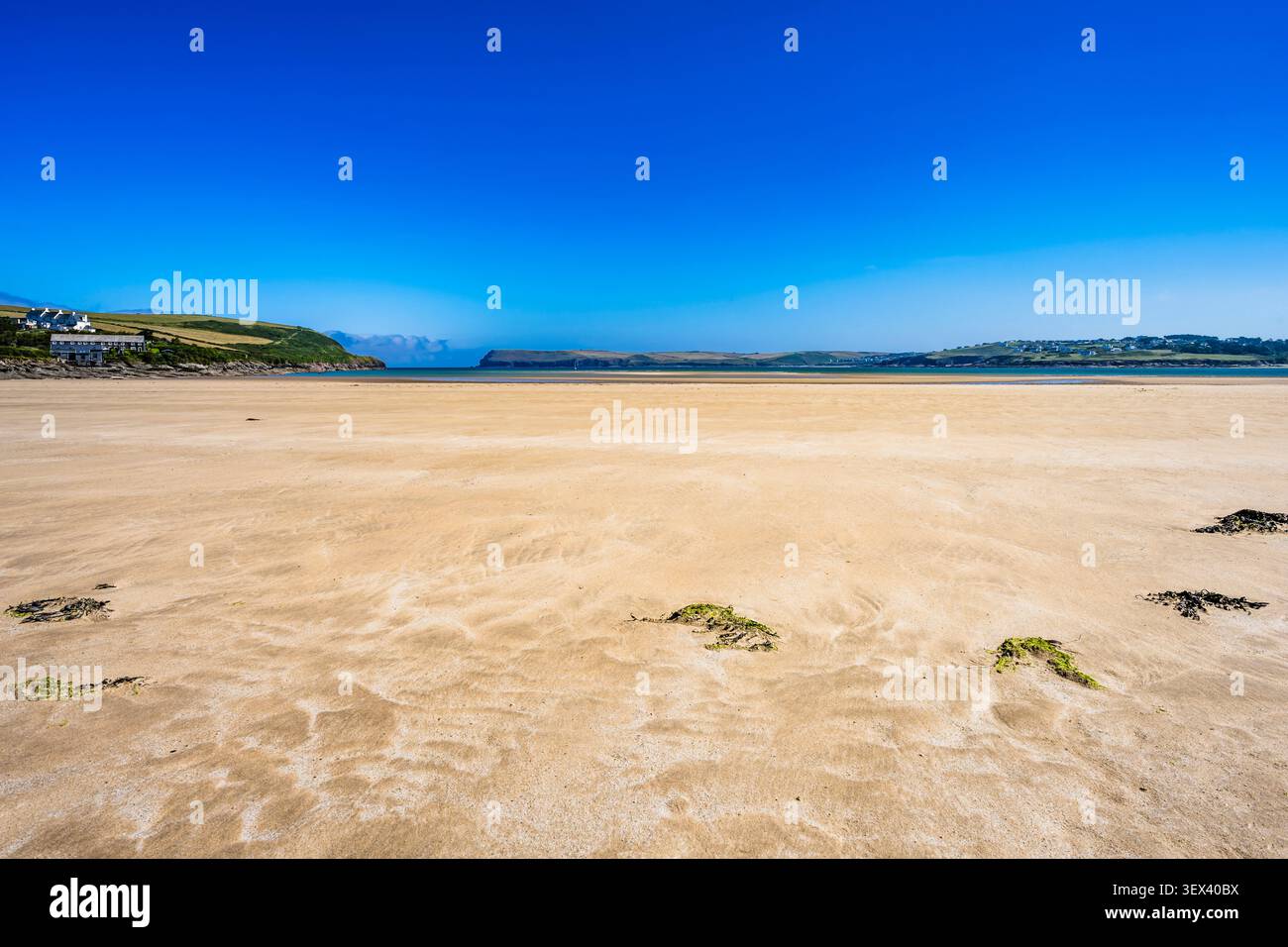 Panorama von Tregirls Beach bei Ebbe, Camel Estuary, Cornwall, Großbritannien Stockfoto