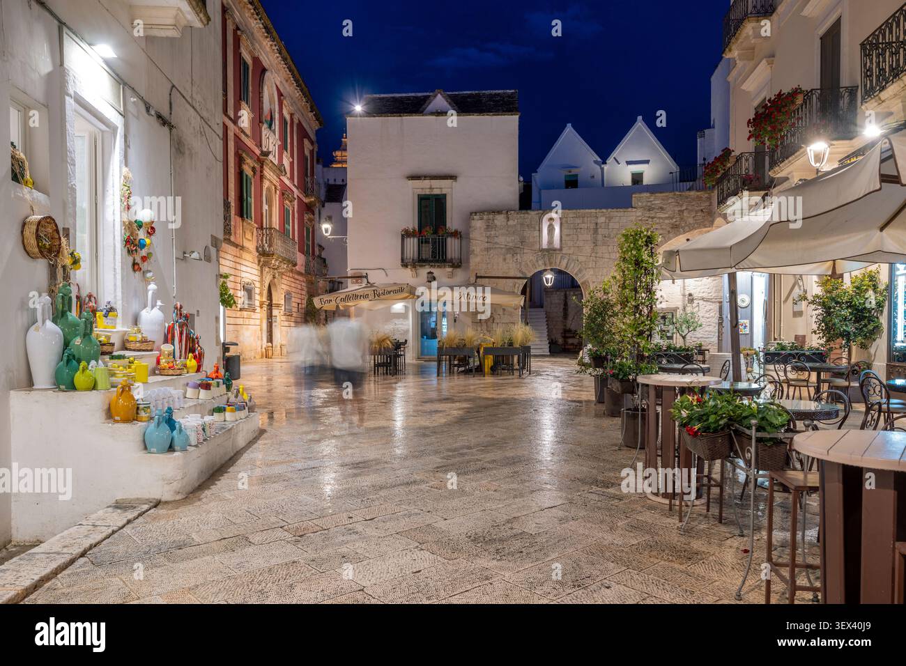 Malerischer Blick bei Nacht auf die Altstadt, Locorotondo, Apulien, Italien Stockfoto