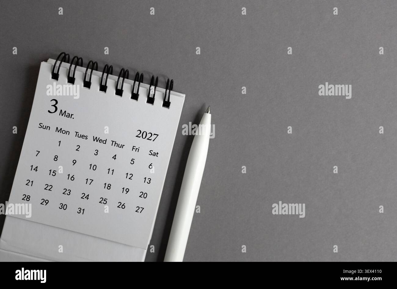 Hallo März. Planungskalender für März 2027 auf Ihrem Desktop. Stockfoto
