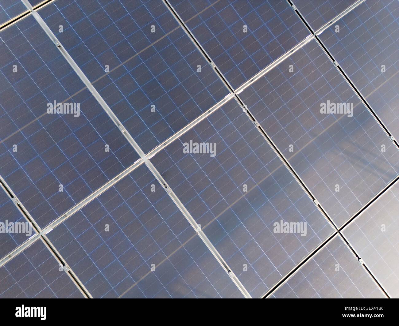 Isolierte schwarze moderne Photovoltaik-Solarpanele für die Stromerzeugung auf dem Dach Stockfoto