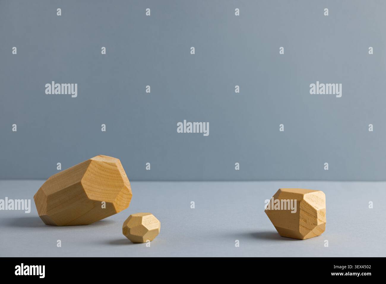 Minimalistische geometrische Holzformen für modernes Design und Inspiration Stockfoto
