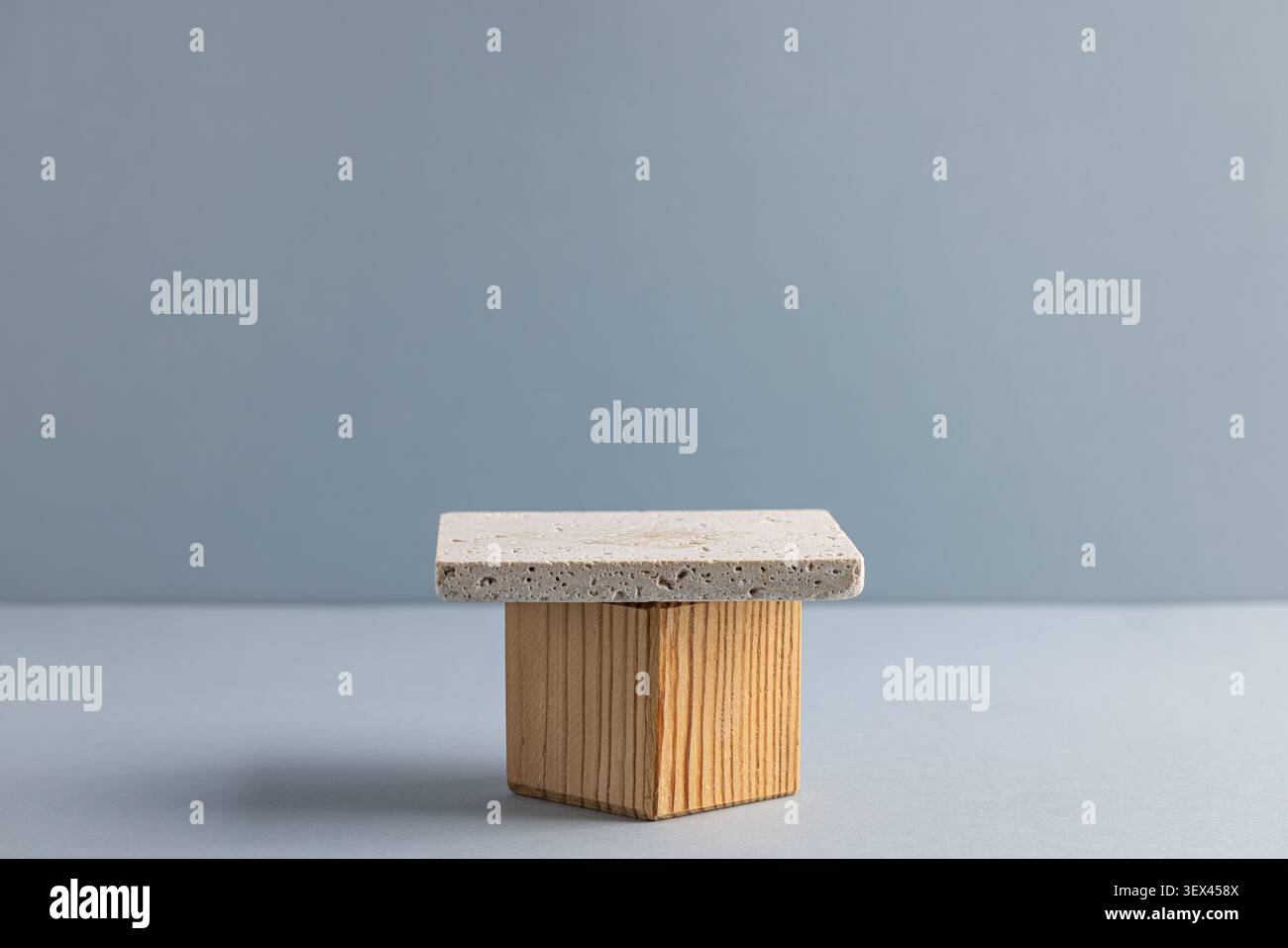 Minimalistisches Holz und Stein stehen auf neutralem Hintergrund für Design und Display Stockfoto