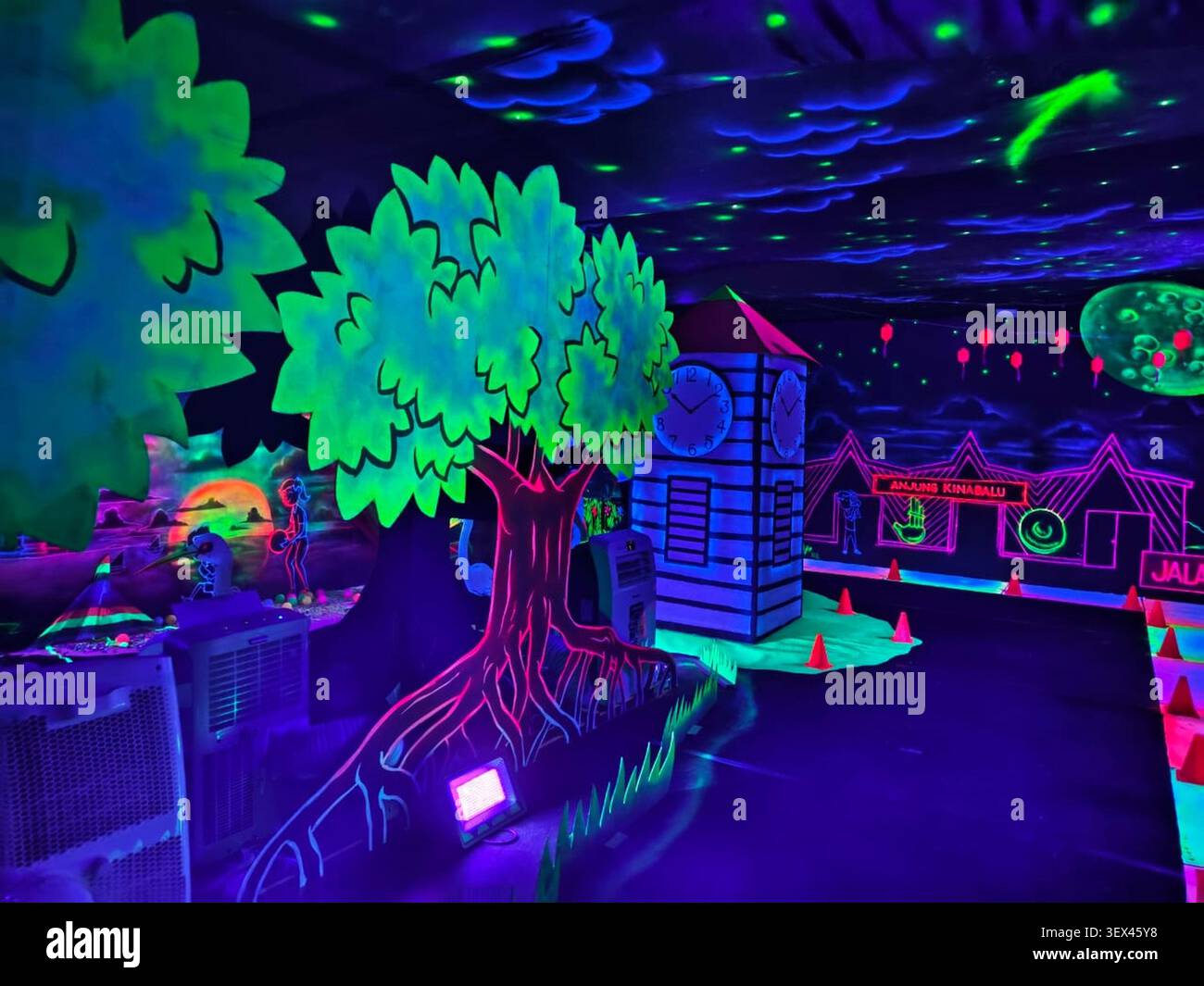 Fluoreszierendes Schwarzlicht Forest und Clocktower Ausstellung Stockfoto
