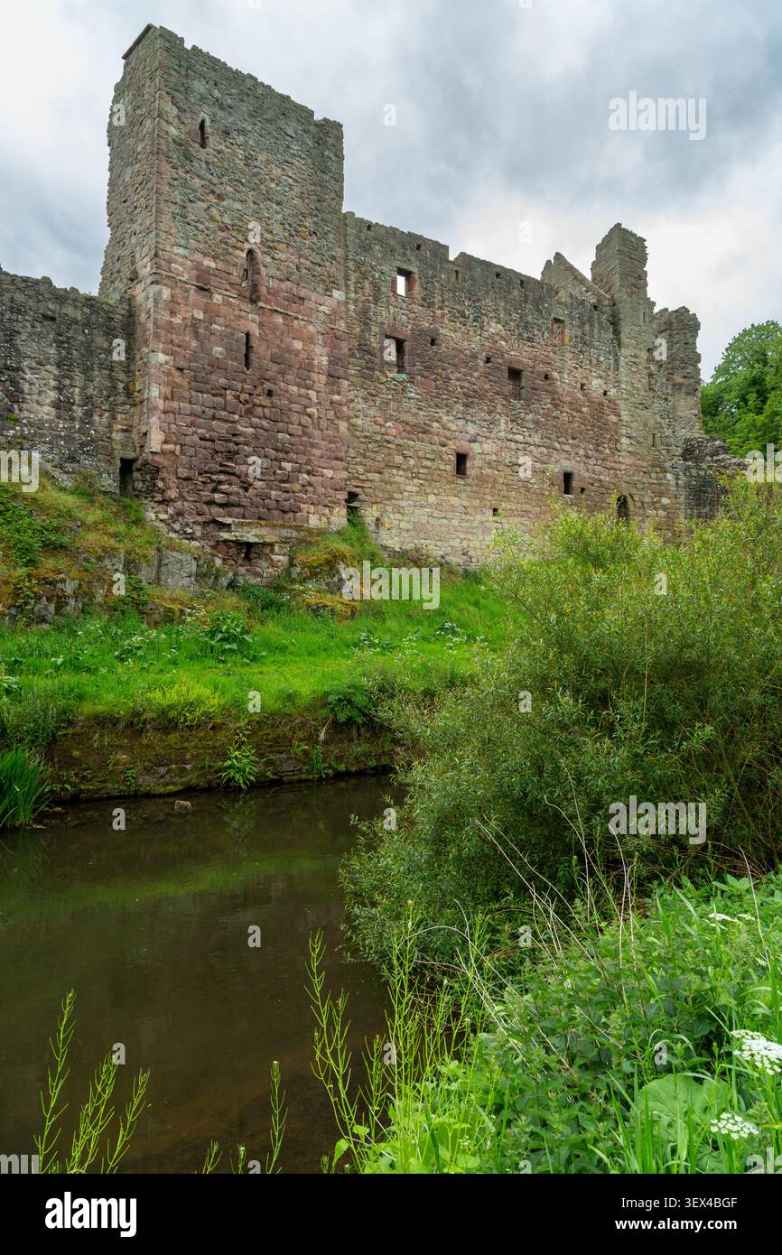 Hailes Castle, eine ruinöse Festung in East Lothian, Schottland, thront auf einem felsigen Felsen mit Blick auf den Fluss Tyne Stockfoto