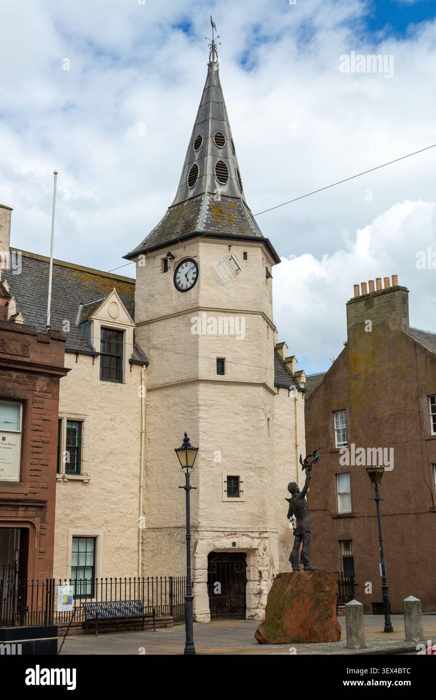 Eine Bronzestatue von John Muir als Junge vor dem Dunbar Town House, High Street, Dunbar, Schottland Stockfoto