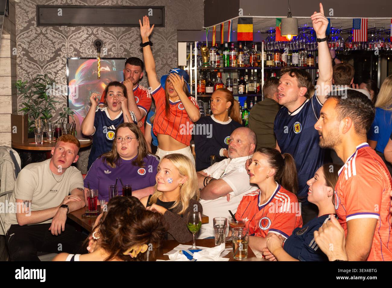 Die schottischen Fans beobachten ihre Nationalmannschaft zum ersten Mal seit 28 Jahren bei der FIFA-Weltmeisterschaft Stockfoto