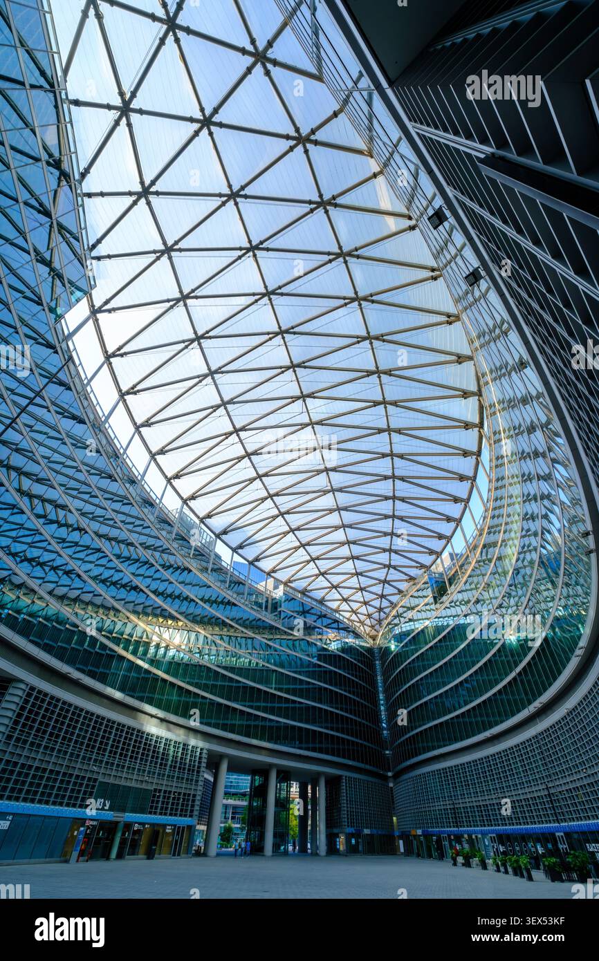 Mailand, Italien: Palazzo Lombardia, modernes Gebäude der Regionalregierung. Der überdachte Platz, bekannt als Piazza Citta di Lombardia Stockfoto