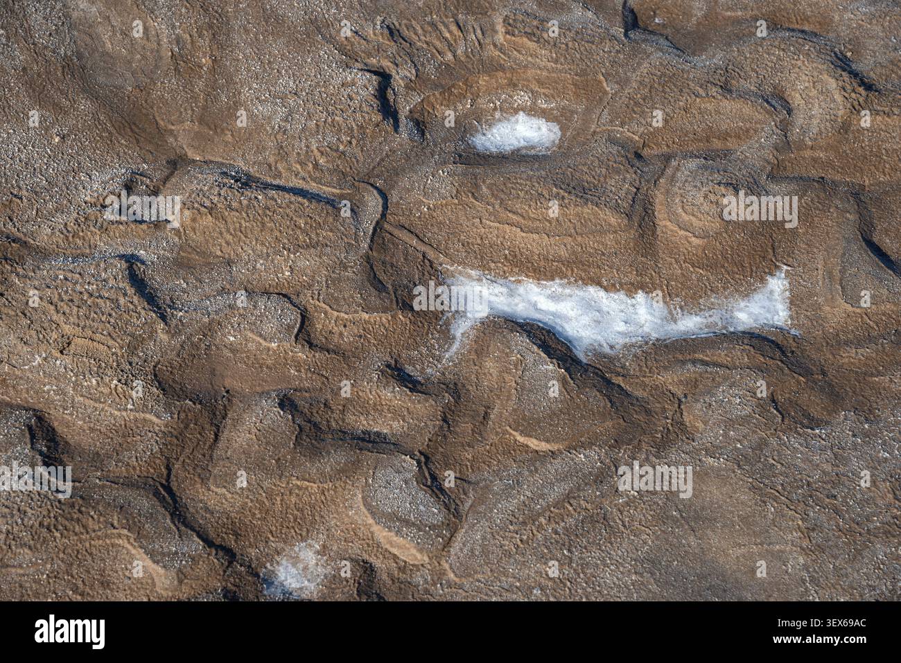 Bizarre Muster an der Oberfläche des Salzsees Baskunchak. Region Astrachan, Russland Stockfoto