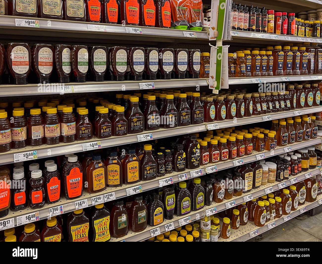 Eine Vielzahl von Honigmarken in den Regalen eines Supermarkts. Texas, USA. Stockfoto